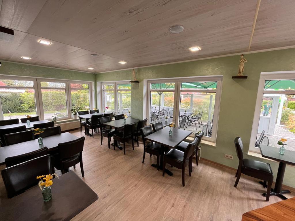 Pension Restaurant Pizzeria Lion Krummhörn Екстериор снимка